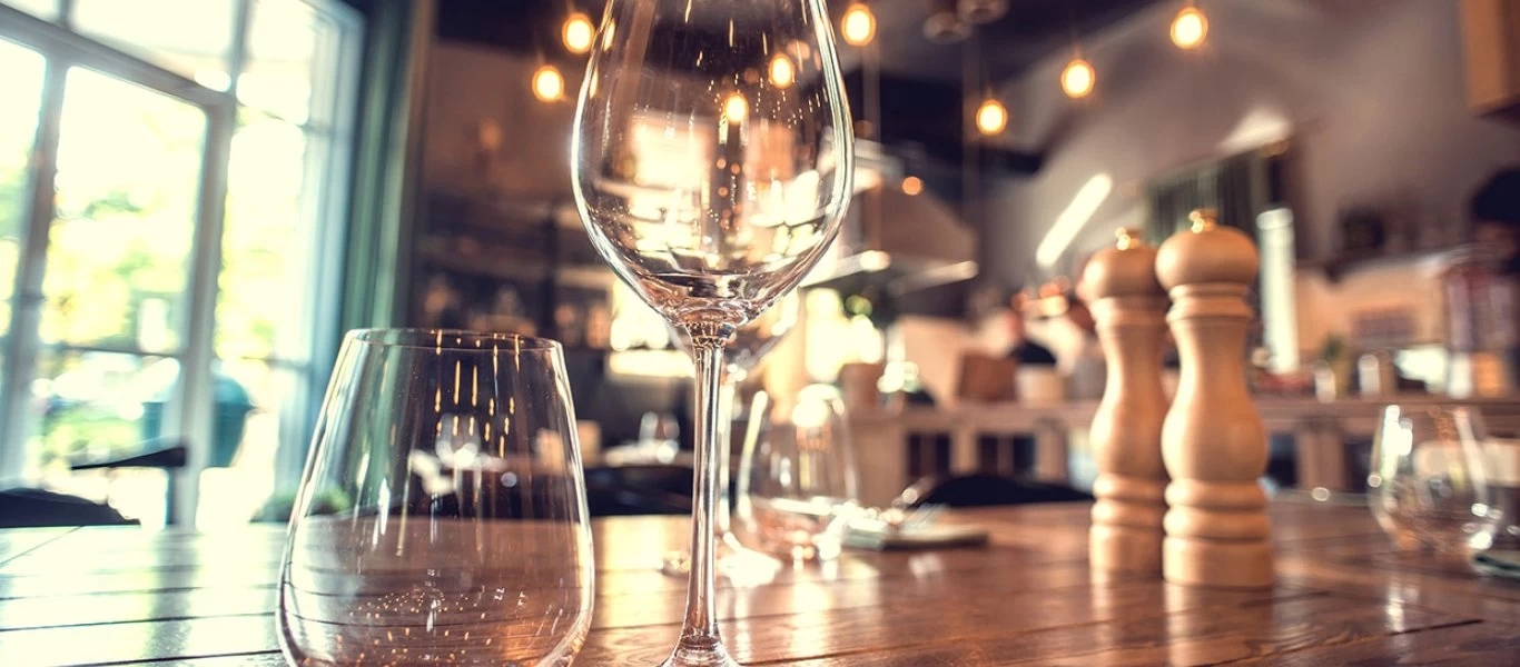 Αυτός είναι ο λόγος που θαμπώνουν τα ποτήρια - Τι να κάνετε για να τα καθαρίσετε